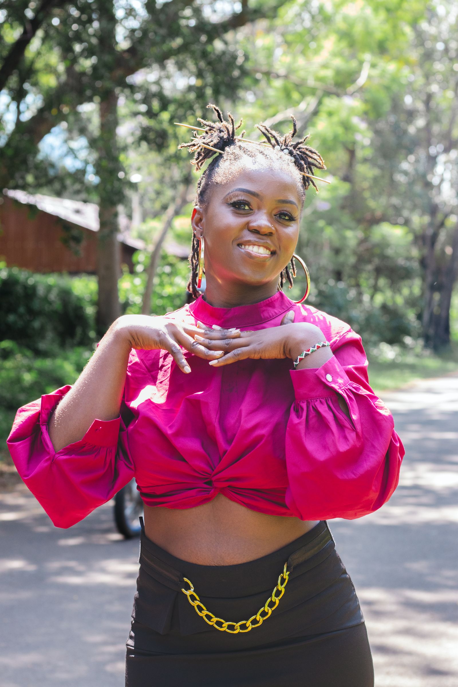 Créatrice africaine présentant une tenue de mode