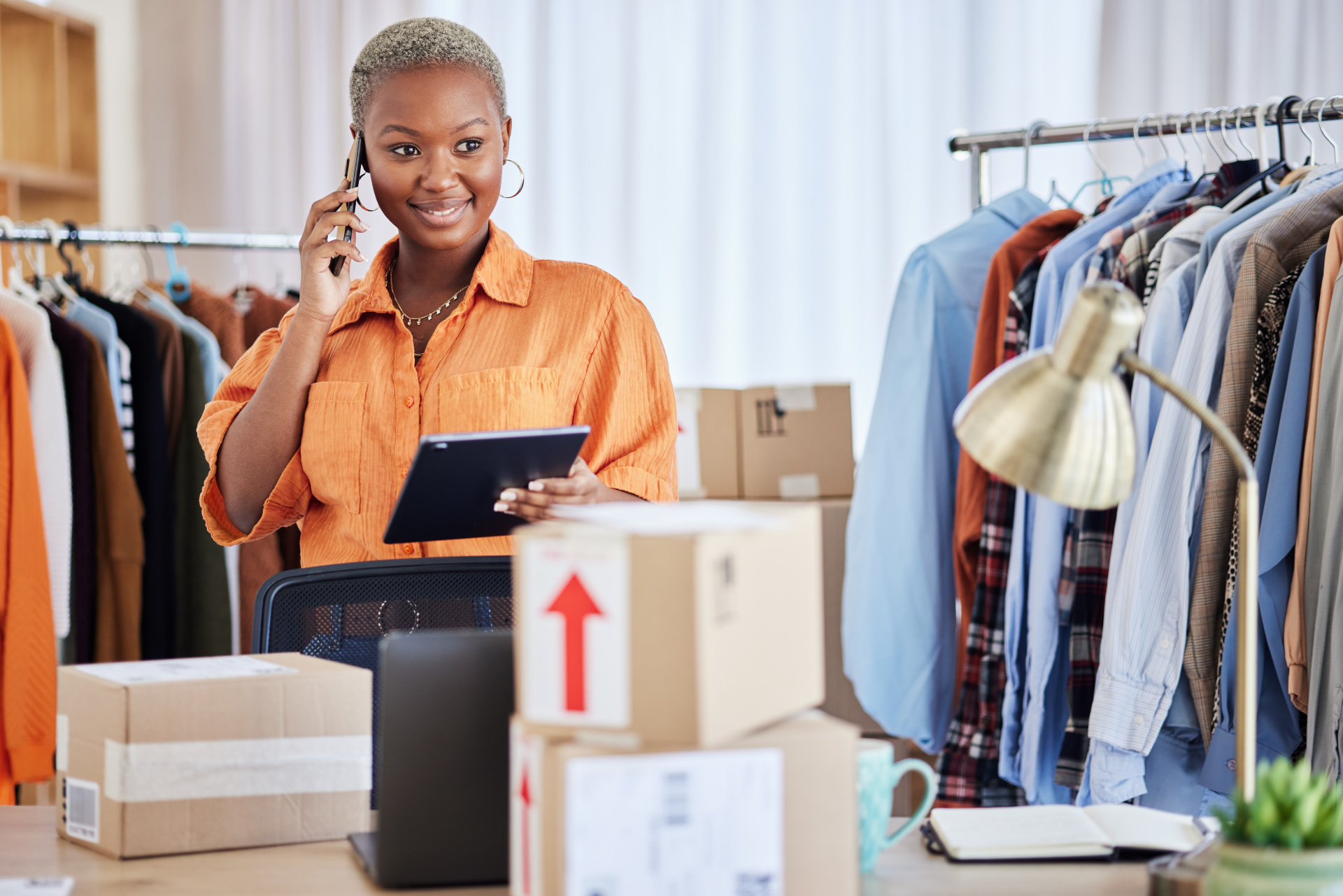 Commerçante présentant sa boutique avec son téléphone