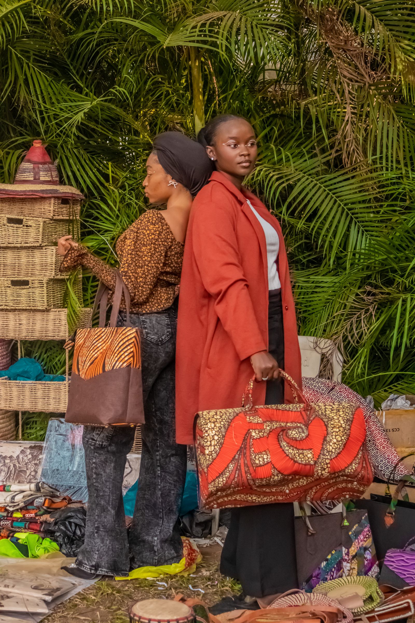 Commerçantes présentant des accessoires artisanaux africains